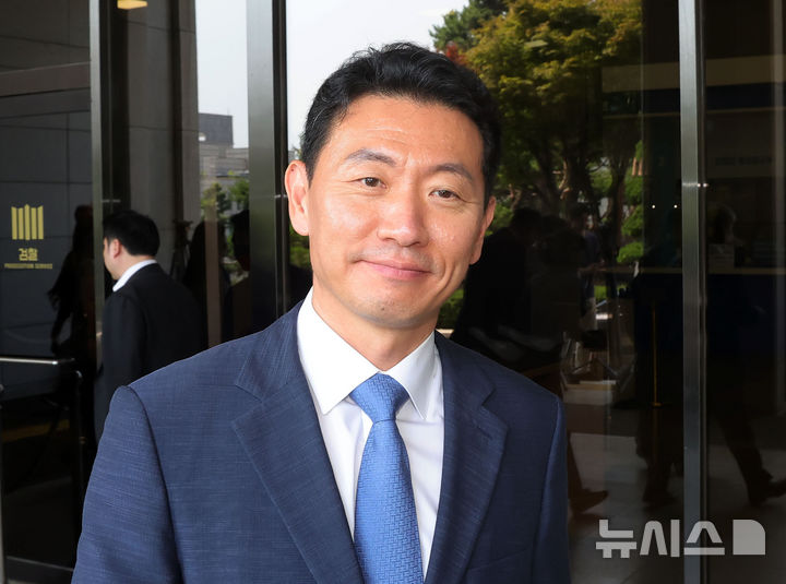 [서울=뉴시스] 홍효식 기자 = 윤석열 전 대통령 부인 김건희 여사 관련 의혹을 수사하는 박상진 특검보가 18일 서울 서초구 서울중앙지방검찰청에서 박승환 검사장 직무대리와 면담을 마친 뒤 이동하고 있다. 2025.06.18. yesphoto@newsis.com