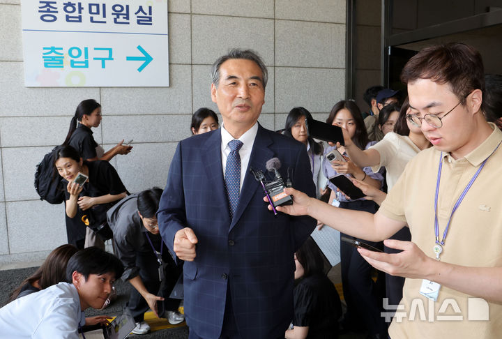 [서울=뉴시스] 홍효식 기자 = 윤석열 전 대통령 부인 김건희 여사 관련 의혹을 수사하는 민중기 특별검사가 18일 서울 서초구 서울중앙지방검찰청에서 박승환 검사장 직무대리와 면담을 마친 뒤 취재진 질문에 답하고 있다. 2025.06.18. yesphoto@newsis.com