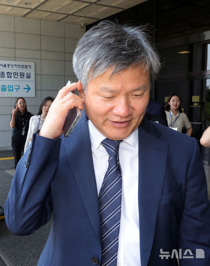 [서울=뉴시스] 홍효식 기자 = 윤석열 전 대통령 부인 김건희 여사 관련 의혹을 수사하는 문홍주 특검보가 18일 서울 서초구 서울중앙지방검찰청에서 박승환 검사장 직무대리와 면담을 마친 뒤 이동하고 있다. 2025.06.18. yesphoto@newsis.com