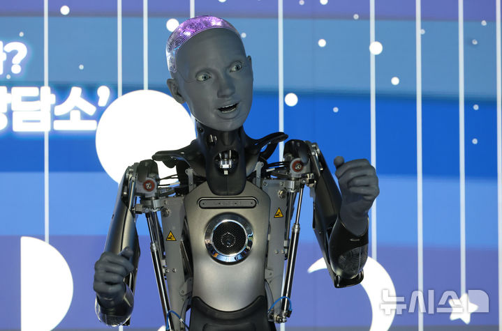 [서울=뉴시스] 권창회 기자 = 18일 서울 강남구 코엑스에서 열린 메타버스 엑스포에서 휴머노이드 로봇 아메타가 춤을 추고 있다 . 2025.06.18. kch0523@newsis.com