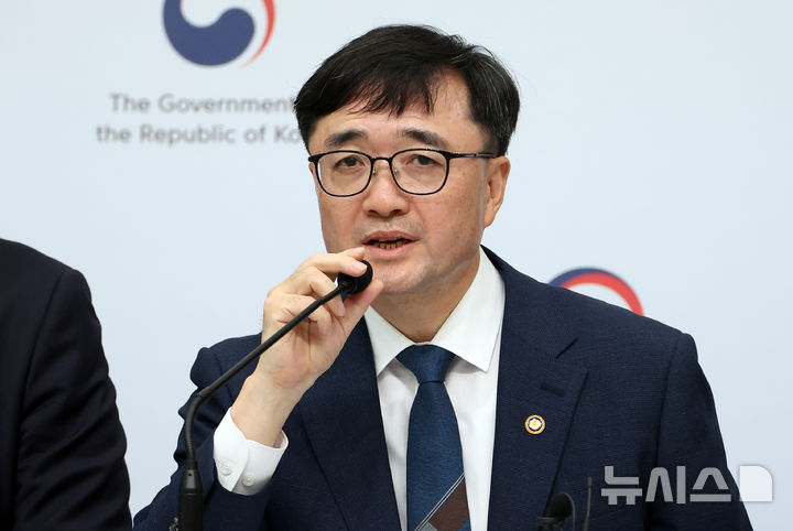 [세종=뉴시스] 강종민 기자 = 임기근 기획재정부 2차관이 지난 18일 세종시 정부세종청사에서 총 30.5조원 규모로 편성된 새정부 추가경정예산안을 발표하고 있다. 2025.06.19. ppkjm@newsis.com
