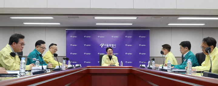 [서울=뉴시스] 김명원 기자 = 김민석 국무총리 후보자가 18일 장마 수해 현장행보로 서울 중구 서울시 재난안전상황실을 찾아 장마예방 대비태세 현장 점검을 하고 있다. (사진=국무총리후보자 인사청문준비단 제공) 2025.06.18. photo@newsis.com *재판매 및 DB 금지