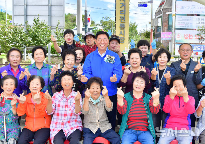 어르신들과 소통하는 김한종 장성군수. (사진=장성군 제공) photo@newsis.com *재판매 및 DB 금지