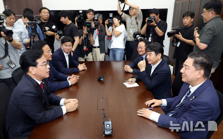 [서울=뉴시스] 조성봉 기자= 김병기 더불어민주당 당대표 직무대행 겸 원내대표와 송언석 국민의힘 원내대표가 18일 오후 서울 여의도 국회 민주당 원내대표실에서 추경안 논의 관련 회동을 하고 있다.왼쪽부터 시계방향으로 송 원내대표, 유상범 의원, 박상혁 원내소통수석, 허영 원내정책수석, 문진석 원내운영수석, 김 당대표 직무대행. 2025.06.18. suncho21@newsis.com