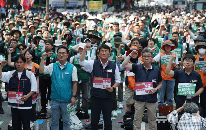 [서울=뉴시스] 김진아 기자 = 전국민주노동조합총연맹 양경수 위원장과 조합원들이 18일 서울 중구 서울고용노동청 앞에서 열린 최저임금노동자 민주노총 공동파업대회에서 구호를 외치고 있다. 2025.06.18. bluesoda@newsis.com 
