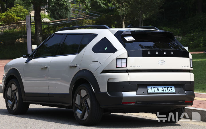 [서울=뉴시스] 김근수 기자 = 지난 6월18일 서울 강서구 메이필드호텔에서 열린 현대차 디 올 뉴 넥쏘 미디어 시승회에서 차량이 이동하고 있다. 2025.06.20. ks@newsis.com