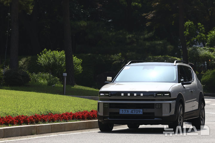 [서울=뉴시스] 김근수 기자 = 지난달 18일 서울 강서구 메이필드호텔에서 열린 현대차 디 올 뉴 넥쏘 미디어 시승회에서 차량이 이동하고 있다. 2025.06.20. ks@newsis.com