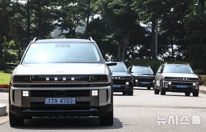 [서울=뉴시스] 김근수 기자 = 지난 18일 서울 강서구 메이필드호텔에서 열린 현대차 더 올 뉴 넥쏘 미디어 시승회에 차량들이 줄지어 이동하고 있다. 2025.06.20. ks@newsis.com