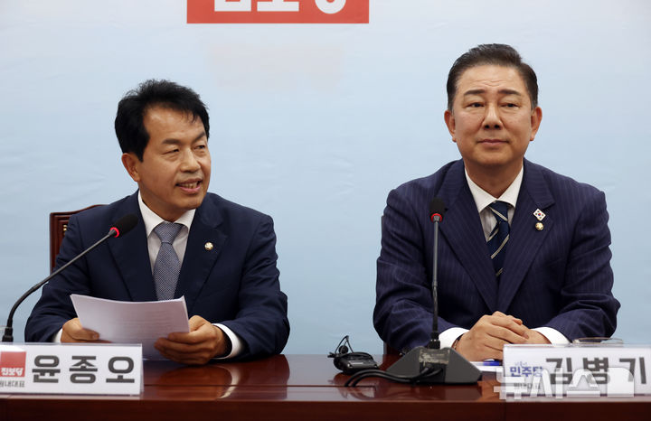 [서울=뉴시스] 고승민 기자 = 윤종오 진보당 원내대표가 18일 서울 여의도 국회에서 김병기 더불어민주당 원내대표를 접견한 자리에서 인사말을 하고 있다. 2025.06.18. kkssmm99@newsis.com