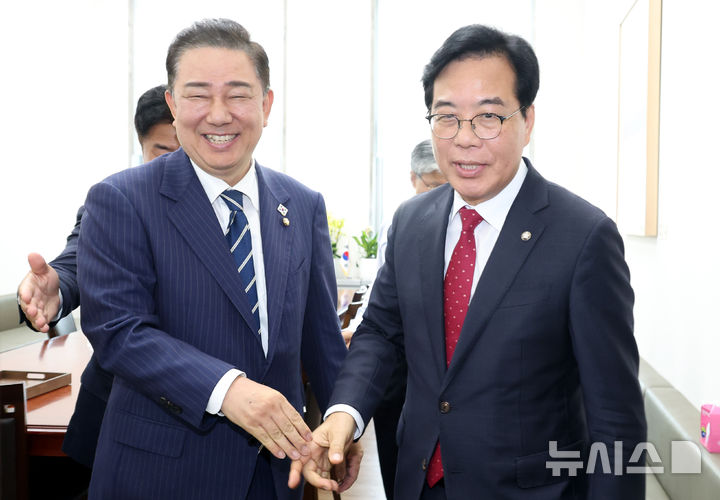 [서울=뉴시스] 조성봉 기자= 김병기 더불어민주당&nbsp; 당대표 직무대행 겸 원내대표가 18일 오후 서울 여의도 국회 민주당 원내대표실에서 추경안 관련 논의를 마친 송언석 국민의힘 원내대표를 배웅하고 있다. 2025.06.18. suncho21@newsis.com