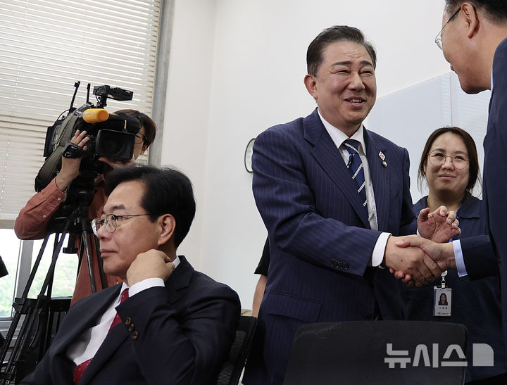 [서울=뉴시스] 김명년 기자 = 김병기 더불어민주당 대표 직무대행 겸 원내대표가 18일 서울 여의도 국회에서 열린 추경안 및 원 구성 관련 회동에서 유상범 국민의힘 법사위 간사와 인사하고 있다. 왼쪽은 송언석 국민의힘 원내대표. 2025.06.18. kmn@newsis.com