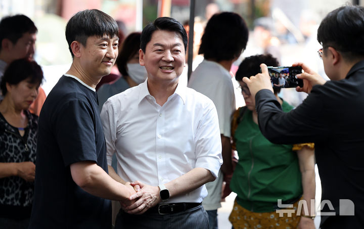 [대구=뉴시스] 이무열 기자 = 안철수 국민의힘 의원이 18일 대구 중구 서문시장을 찾아 시민과 기념촬영을 하고 있다. 2025.06.18. lmy@newsis.com