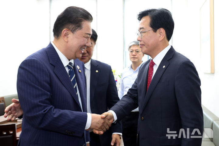 [서울=뉴시스] 조성봉 기자= 김병기 더불어민주당 당대표 직무대행 겸 원내대표와 송언석(오른쪽) 국민의힘 원내대표가 18일 오후 서울 여의도 국회 민주당 원내대표실에서 추경안 관련 회동을 마치고 악수를 하고 있다. 2025.06.18. suncho21@newsis.com