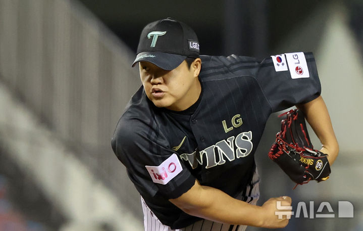 [서울=뉴시스] 김선웅 기자 = 18일 서울 송파구 잠실야구장에서 열린 2025 프로야구 NC 다이노스와 LG 트윈스의 경기, 5회초 LG 교체투수 장현식이 역투하고 있다. 2025.06.18. mangusta@newsis.com