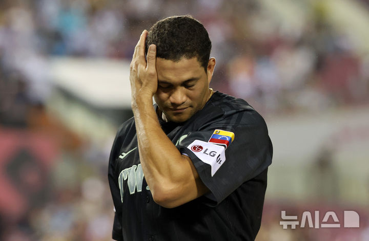 [서울=뉴시스] 김선웅 기자 = 18일 서울 송파구 잠실야구장에서 열린 2025 프로야구 NC 다이노스와 LG 트윈스의 경기, 5회초 LG 선발투수 치리노스가 강판돼 마운드에서 내려오고 있다. 2025.06.18. mangusta@newsis.com