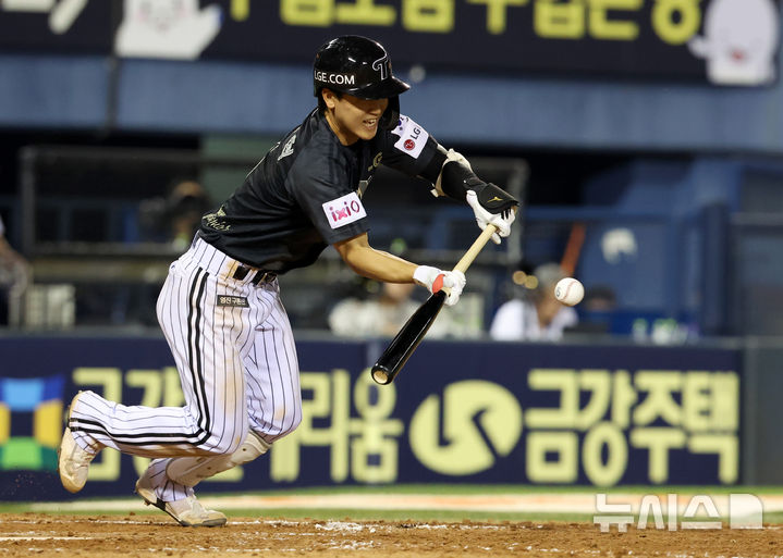 [서울=뉴시스] 김선웅 기자 = 18일 서울 송파구 잠실야구장에서 열린 2025 프로야구 NC 다이노스와 LG 트윈스의 경기,5회말 LG 7번타자 구본혁이 1루수 앞 번트안타를 때리고 있다. 2025.06.18. mangusta@newsis.com
