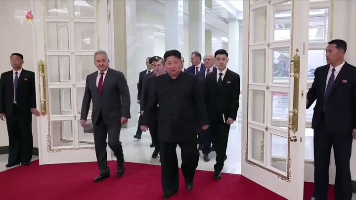 [서울=뉴시스] 김정은 북한 국무위원장이 17일 블라디미르 푸틴 대통령의 특별 임무 지시에 따라 북한을 방문한 세르게이 쇼이구 러시아 국가안보회의 서기를 접견했다고 조선중앙TV가 18일 보도했다. (사진=조선중앙TV 캡쳐) 2025.06.18. photo@newsis.com *재판매 및 DB 금지