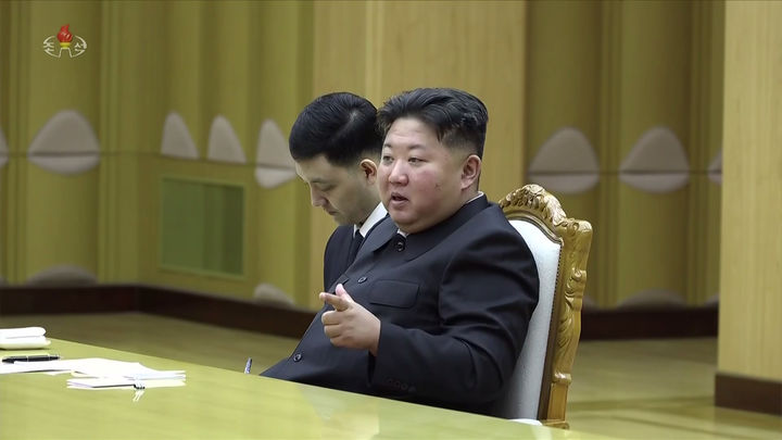 [서울=뉴시스] 18일(현지 시간) CNN보도에 따르면 조선중앙통신은 이스라엘의 행동은 이란 주권에 대한 불법 침해이자 인류에 대한 범죄라고 비판했다. 그러면서 이스라엘의 이란 공습으로 인해 중동에서 새로운 전면전이 발발할 위험이 있다고 지적했다. 사진은 김정은 북한 국무위원장이 17일 블라디미르 푸틴 대통령의 특별 임무 지시에 따라 북한을 방문한 세르게이 쇼이구 러시아 국가안보회의 서기를 접견하는 모습. (사진=조선중앙TV 캡쳐) 2025.06.19. *재판매 및 DB 금지