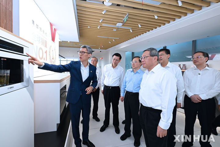 [난징=신화/뉴시스] 리창 중국 국무원 총리가 지난 17일 중국 동부 장쑤성 난징에 있는 한 가전제품 회사를 방문하고 있다. 2025.06.19