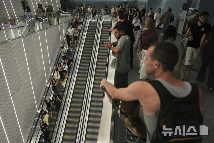 [라마트간=AP/뉴시스] 18일(현지 시간) 이스라엘 텔아비브 인근 라마트간에서 시민들이 이란의 미사일 공습경보가 울리자, 지하철역에 대피해 있다. 2025.06.19.