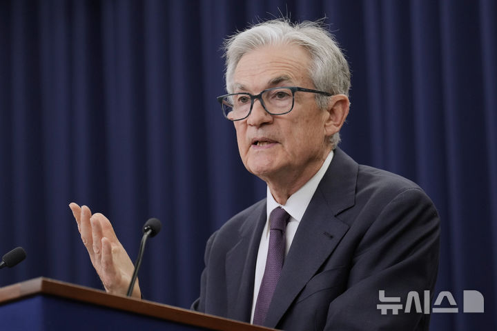 [워싱턴=AP/뉴시스]  24일(현지 시간) 파이낸셜타임스, 뉴욕타임스에 따르면 파월 의장은 의회 합동경제위원회 증언 전 하원에 제출한 사전 발언문에서 노동시장이 여전히 견조하고 물가상승률이 다소 높은 상태를 유지하고 있는 만큼, 기준금리 인하를 서두르지 않겠다는 입장을 분명히 했다. 사진은 제롬 파월 미국 연방준비제도(Fed·연준) 의장. 2025.06.24.