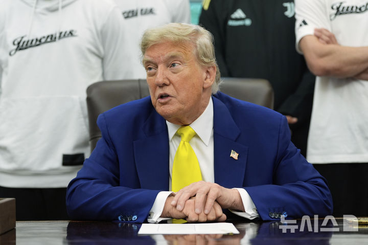 [워싱턴=AP/뉴시스] 도널드 트럼프 미국 대통령이 18일(현지 시간) 백악관 집무실에서 이탈리아 프로축구 세리에A 유벤투스 선수들을 만난 자리에서 발언하고 있다. 2025.06.19.
