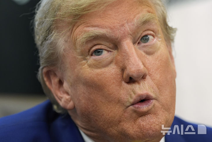 [워싱턴=AP/뉴시스] 도널드 트럼프 미국 대통령이 18일(현지 시간) 백악관 집무실에서 이탈리아 프로축구 세리에A 유벤투스 선수들을 만난 자리에서 발언하고 있다. 2025.06.19.