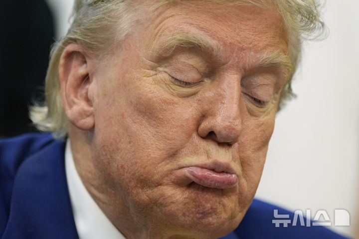 [워싱턴=AP/뉴시스] 도널드 트럼프 미국 대통령이 18일(현지 시간) 백악관 집무실에서 이탈리아 프로축구 세리에A 유벤투스 선수들을 만난 자리에서 발언하고 있다. 2025.06.19.