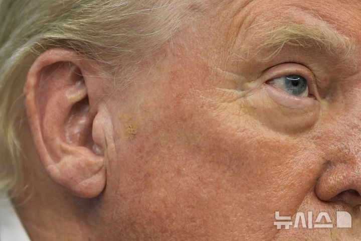 [워싱턴=AP/뉴시스]도널드 트럼프 미국 대통령이 18일(현지 시간) 백악관 집무실에서 이탈리아 프로축구 세리에A 유벤투스 선수들을 만난 자리에서 발언하고 있다. 2025.06.19.