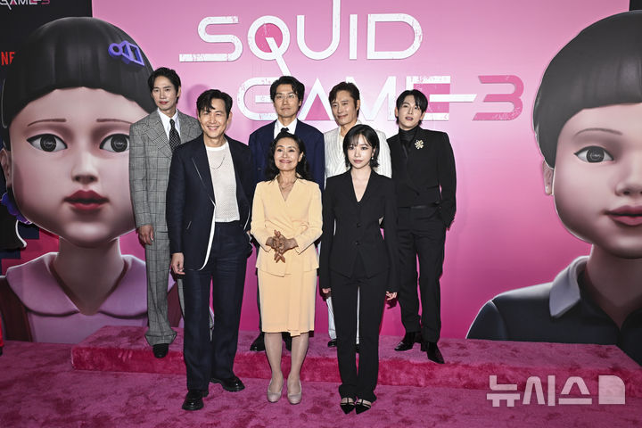 [뉴욕=AP/뉴시스] 황동혁(뒷줄 가운데) 감독이 18일(현지 시간) 미국 뉴욕 플라자 호텔에서 열린 넷플릭스 시리즈 '오징어 게임' 시즌3(오겜3) 시사회에 출연진과 함께 참석해 포즈를 취하고 있다. 뒷줄 왼쪽부터 시계 방향으로 배우 박성훈, 황동혁 감독, 배우 이병헌, 임시완, 조유리, 강애심, 이정재. 2025.06.19.