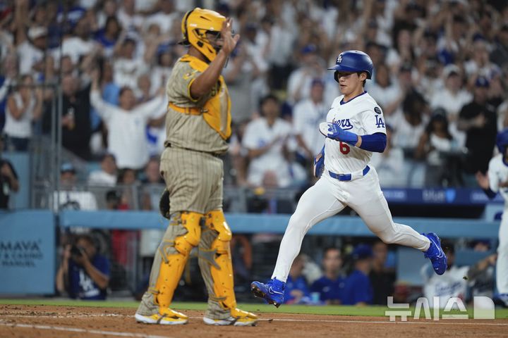 [로스앤젤레스=AP/뉴시스] LA 다저스의 김혜성이 지난 18일(현지 시간) 미 캘리포니아주 로스앤젤레스 다저 스타디움에서 열린 2025 메이저리그 샌디에이고 파드리스와 경기 5회 말 2루타 진루 후 돌턴 러싱의 적시타에 득점하고 있다. 2025.06.19.