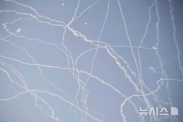 [텔아비브=AP/뉴시스] 지난 19일(현지 시간) 이스라엘 텔아비브 상공에서 이스라엘 방공 시스템 아이언돔이 이란의 미사일을 요격하기 위해 발사되고 있다. 2025.06.22.