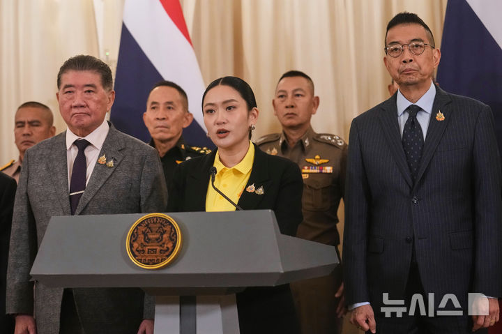 [방콕(태국)=AP/뉴시스]패통탄 친나왓 태국 총리가 19일 방콕 정부청사에서 기자회견을 열고 있다. 그녀는 이날 캄보디아 상원의장 훈센과 최근 국경 분쟁에 대한 전화 협상 녹취록 유출에 따른 정치 혼란 심화에 대해 사과했지만 태국 연정의 주요 파트너가 연정 탈퇴와 함께 패통탄 총리 사퇴를 요구, 그렇지 않아도 불안하던 푸터타이당 정부가 더욱 불안정해지게 됐다. 2025.06.19.