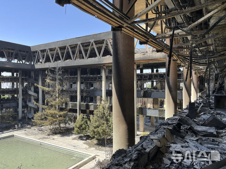 [테헤란=AP/뉴시스] 19일(현지 시간) 이란 테헤란에 위치한 국영방송 IRIB이 이스라엘의 공습으로 건물 뼈대만 남은 채 파손돼 있다. 이스라엘이 공군력만으로 이란에 승리하는 것은 사실상 불가능한 목표다. 2025.06.21.