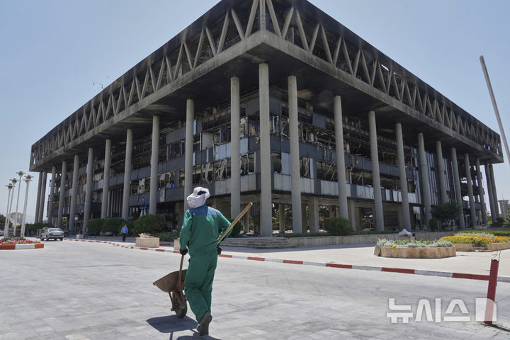 [테헤란=AP/뉴시스] 19일(현지 시간) 이란 테헤란에 위치한 국영방송 IRIB이 이스라엘의 공습으로 건물 뼈대만 남은 채 파손돼 있다. 2025.06.20.