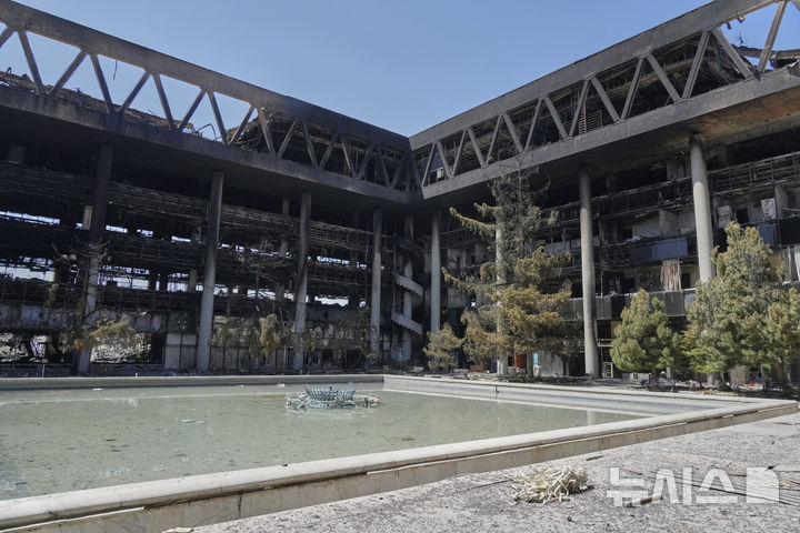 [테헤란=AP/뉴시스] 19일(현지 시간) 이란 테헤란에 위치한 국영방송 IRIB이 이스라엘의 공습으로 건물 뼈대만 남은 채 파손돼 있다. 2025.06.20.