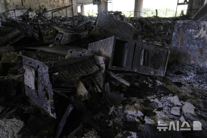 [테헤란=AP/뉴시스] 19일(현지 시간) 이란 테헤란에 위치한 국영방송 IRIB이 이스라엘의 공습으로 사무실과 장비 등이 파손돼 있다. 2025.06.20.