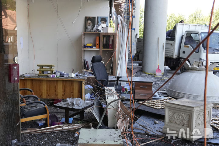 [테헤란=AP/뉴시스] 19일(현지 시간) 이란 테헤란에 위치한 국영방송 IRIB이 이스라엘의 공습으로 사무실과 장비 등이 파손돼 있다. 2025.06.20.