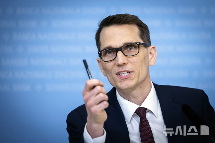 [취리히(스위스)=AP/뉴시스]마틴 슐레겔 스위스 중앙은행(SNB) 이사회 의장이 19일 스위스 취리히에서 기자회견을 열고 있다. 스위스는 이날 인플레이션 압력 완화에 따라 기준 금리를 0.25%포인트 인하, 0%로 낮췄다고 밝혔다. 2025.06.19.