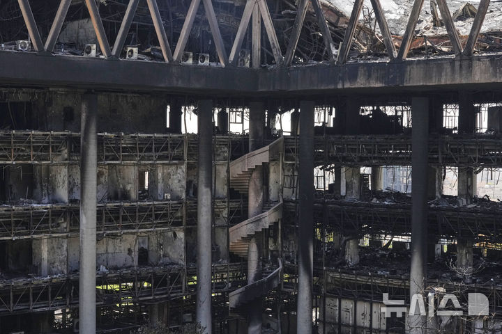 [테헤란=AP/뉴시스] 19일(현지 시간) 이란 테헤란에 위치한 국영방송 IRIB이 이스라엘의 공습으로 건물 뼈대만 남은 채 파손돼 있다. 2025.06.20.