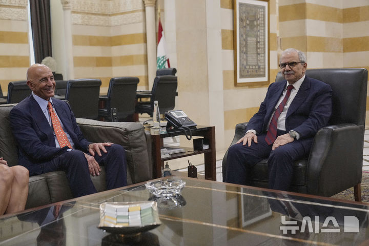 [베이루트=AP/뉴시스] ﻿﻿도널드 트럼프 미국 대통령의 시리아 특사인 톰 배럭 주튀르키예 미국대사가 24일(현지시간) 이스라엘을 방문해 베냐민 네타냐후 총리와 만나 레바논 공습 자제를 요청한 것으로 알려졌다.  사진은 배럭 특사가 지난 6월 19일(현지 시간) 레바논 베이루트 정부 청사에서 나와프 살람 레바논 총리와 회동 중인 모습. 2025.08.25