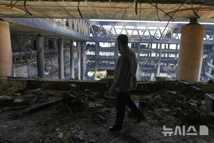 [테헤란=AP/뉴시스] 19일(현지 시간) 이란 테헤란에 위치한 국영방송 IRIB이 이스라엘의 공습으로 건물 뼈대만 남은 채 파손돼 있다. 2025.06.20.<font style="vertical-align: inherit;"><font style="vertical-align: inherit;"></font></font>