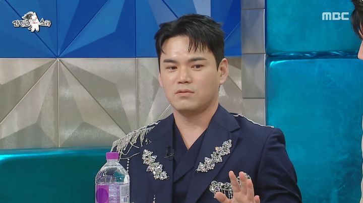 [서울=뉴시스] 트로트 가수 천록담이 18일 오후 MBC 예능 프로그램 '라디오스타'에 출연해 돌싱으로 오해를 받은 사연을 전했다.(사진=MBC 제공) 2025.06.19 photo@newsis.com *재판매 및 DB 금지