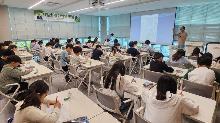 [대구=뉴시스] 대구 서변숲도서관 작가초청 강연 운영 모습. (사진=행복북구문화재단 제공) 2025.06.19. photo@newsis.com *재판매 및 DB 금지