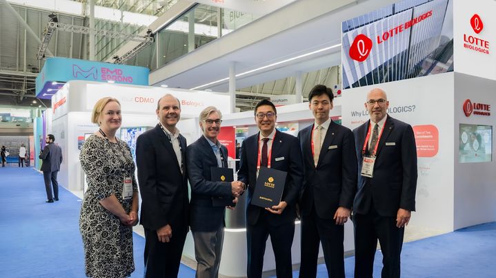 [보스턴=뉴시스] 롯데바이오로직스-오티모 사이닝 세리모니(오른쪽부터 브렛뷰디스 롯데바이오로직스 글로벌 PMO부문장, 신유열 롯데바이오로직스 글로벌전략실장, 박제임스 롯데바이오로직스 대표이사와 오티모 임원진) (사진=롯데바이오로직스 제공) 2025.06.19. photo@newsis.com *재판매 및 DB 금지