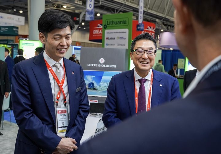 [보스턴=뉴시스] BIO USA 현장 롯데바이오로직스 단독 부스에서 미팅을 하고 있는 신유열 글로벌전략실장(왼쪽), 박제임스 대표이사. (사진=롯데바이오로직스 제공) 2025.06.18. photo@newsis.com *재판매 및 DB 금지