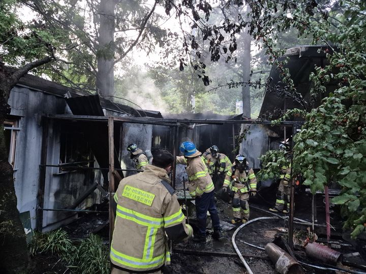 [천안=뉴시스] 지난 18일 오후 6시34분께 충남 천안시 동남구 목천읍 덕전리 컨테이너에서 불이 나 소방대원들이 진화에 나서고 있다. (사진=천안동남소방서 제공) 2025.06.19. photo@newsis.com *재판매 및 DB 금지