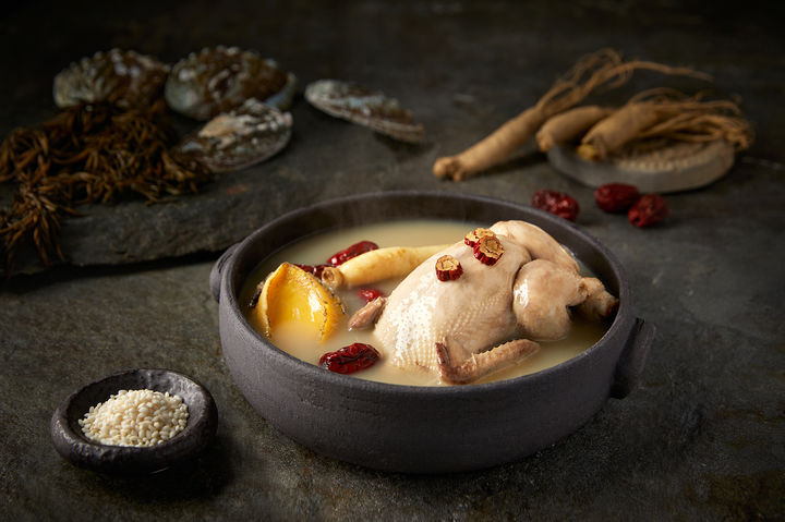 [서울=뉴시스] 김민성 기자 = 프리미엄 신라 삼계탕.(사진=호텔신라 제공) *재판매 및 DB 금지