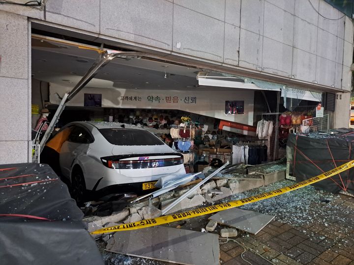 [부산=뉴시스] 19일 오전 3시께 부산 북구의 한 교차로에서 좌회전 하던 택시가 옆차로 좌회전 구간에서 직진하던 SUV차량을 피하려다 맞은편 빌딩 상가를 들이받았다. (사진=부산 북부경찰서 제공) 2025.06.19. photo@newsis.com *재판매 및 DB 금지