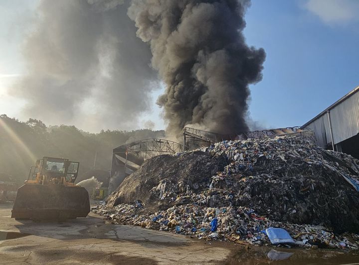 [상주=뉴시스] 자원재활용시설 야적장 불. (사진=경북소방본부 제공) 2025.06.19 photo@newsis.com *재판매 및 DB 금지